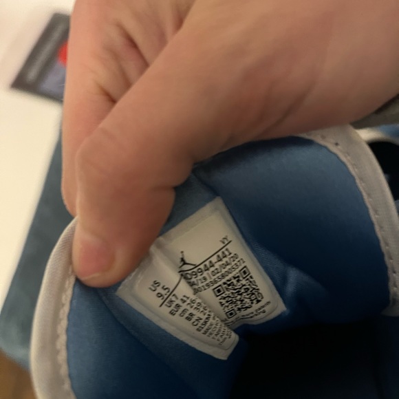 women’s jordan low UNC blue worn once and in amazing condition - Picture 3 of 5